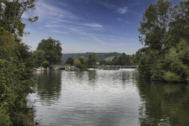 Oxfordshire, İngiltere 'deki Mapledurham' daki Thames Nehri 'ndeki Weir.