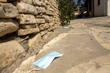 Kıbrıs 'ın ücra bir köyündeki Covid-19 salgını sırasında atılmış bir yüz maskesi.