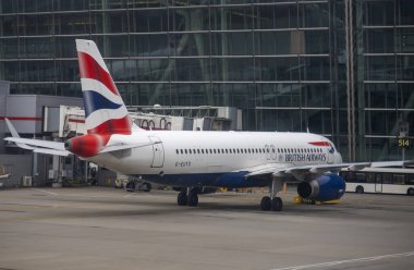 Londra Heathrow Havaalanı, 5 numaralı terminalde bir İngiliz Hava Yolları uçağı.