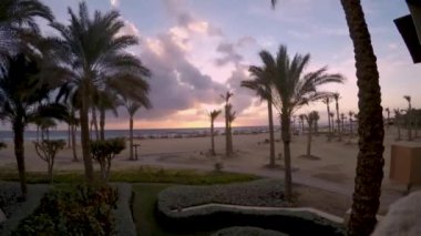 Port Ghalib, Mısır 'da bir plajda gündoğumunun HD video süresi doluyor