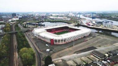 İngiltere 'deki Middlesbrough Futbol Kulübü' nün evindeki Riverside Stadyumu 'nun 4k drone görüntüleri.