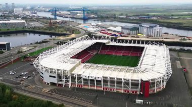 İngiltere 'deki Middlesbrough Futbol Kulübü' nün evindeki Riverside Stadyumu 'nun 4k drone görüntüleri.