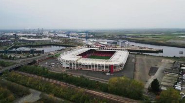 İngiltere 'deki Middlesbrough Futbol Kulübü' nün evindeki Riverside Stadyumu 'nun 4k drone görüntüleri.