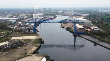 Middlesbrough, İngiltere 'deki Taşıyıcı Köprüsü' nün 4k drone görüntüleri.