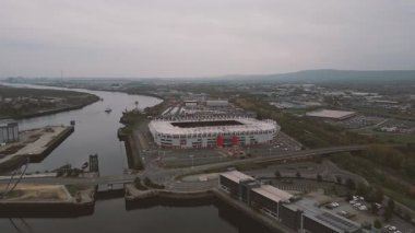 İngiltere 'deki Middlesbrough Futbol Kulübü' nün evindeki Riverside Stadyumu 'nun 4k drone görüntüleri.