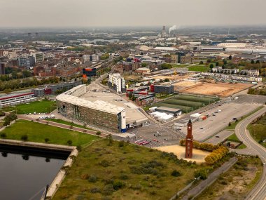Middlesbrough, İngiltere 'deki Kolej ve Hidrolik Saat Kulesi' nin hava görüntüsü.