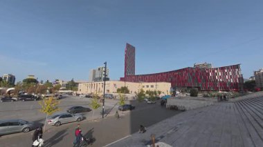 Arnavutluk 'un başkenti Tiran' daki Arena Kombetare 'nin dışındaki 4K' lık insan ve araç takvimi