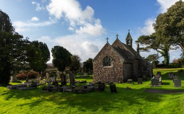 Wales, Gower Yarımadası 'ndaki Nicholaston' daki Viktorya dönemi St Nicholas Kilisesi.
