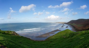 Galler 'deki Gower Yarımadası' ndaki Rhossili Körfezi Sahili 'nin panoramik görüntüsü.