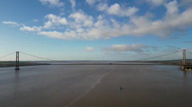 İngiltere, Yorkshire 'ın doğusundaki Humber Köprüsü' nün 4K insansız hava aracı görüntüleri.