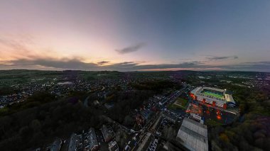 İngiltere 'nin Lancashire şehrinde Blackburn Rovers Futbol Kulübü' ne ev sahipliği yapan Ewood Park 'ın günbatımında bir hava manzarası.