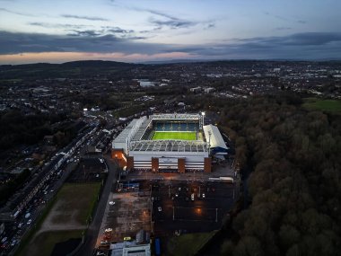 İngiltere 'nin Lancashire şehrinde Blackburn Rovers Futbol Kulübü' ne ev sahipliği yapan Ewood Park 'ın günbatımında bir hava manzarası.