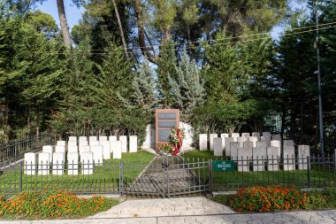 Arnavutluk 'un Tiran Gölü Parkı' ndaki Cumhuriyet Savaş Mezarlığı