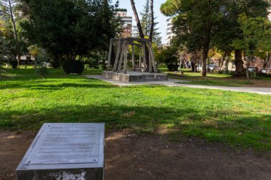 Arnavutluk 'un Tiran kentindeki Kontrol Noktası Anıtı (PostBllok olarak bilinir)