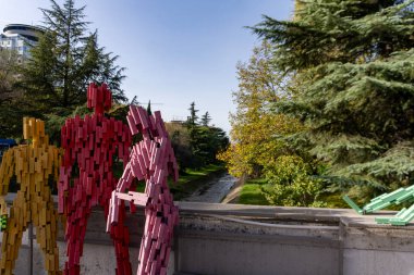 Arnavutluk 'un başkenti Tiran' daki bir köprüde sokak sanatı figürleri