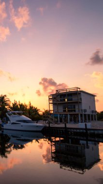 9: 16 Bimini, Bahamalar 'da muhteşem bir gün doğumunun portresi.