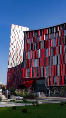 Arena Kombtare 'nin 9: 16' daki portresi Arnavutluk 'un Tiran kentindeki ulusal stadyum.