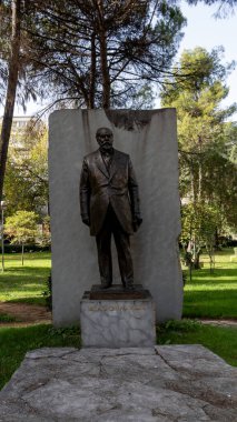 Arnavutluk 'un ilk lideri İsmail Qemali' nin Tiran, Arnavutluk 'taki bir parktaki portresi.