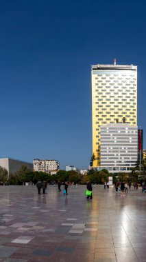 Arnavutluk 'un başkenti Tiran' daki ana plazanın 9: 16 'da Skanderbeg Meydanı' nın portresi