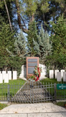 Arnavutluk 'un Tiran Gölü Parkı' ndaki Cumhuriyet Savaş Mezarlığı 'nın 9: 16 portresi