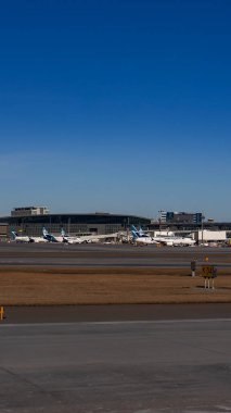 Kanada Alberta 'daki Calgary Uluslararası Havaalanı' nın binalarının ve pistinin 9: 16 portresi.