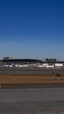Kanada Alberta 'daki Calgary Uluslararası Havaalanı' nın binalarının ve pistinin 9: 16 portresi.