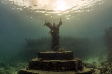John Pennekamp Mercan Resifi Eyalet Parkı 'ndaki Derin Heykel Mesih, Florida, ABD