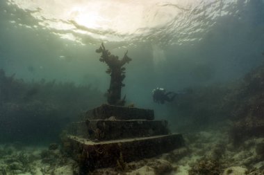 John Pennekamp Mercan Resifi Eyalet Parkı 'ndaki Derin Heykel Mesih, Florida, ABD