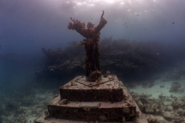 John Pennekamp Mercan Resifi Eyalet Parkı 'ndaki Derin Heykel Mesih, Florida, ABD