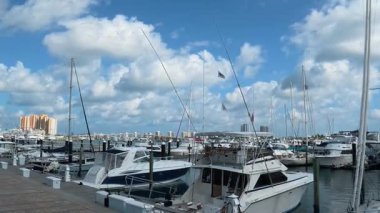 Sinematik 4K Rıhtım Manzarası: Riviera Beach Marina, Florida 'da bulunan tekneler