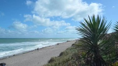 Sinematik 4K Okyanus Dalgaları: Hobe Sound Beach, Florida 'da Güçlü Atlantik Sörf Dalgaları