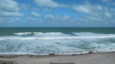 Sinematik 4K Okyanus Dalgaları: Hobe Sound Beach, Florida 'da Güçlü Atlantik Sörf Dalgaları