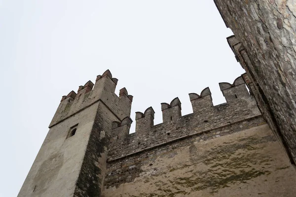 Sirmione Brescia Lombardy Gri Soğuk Bir Kış Gününde Scaliger Şatosu — Stok fotoğraf