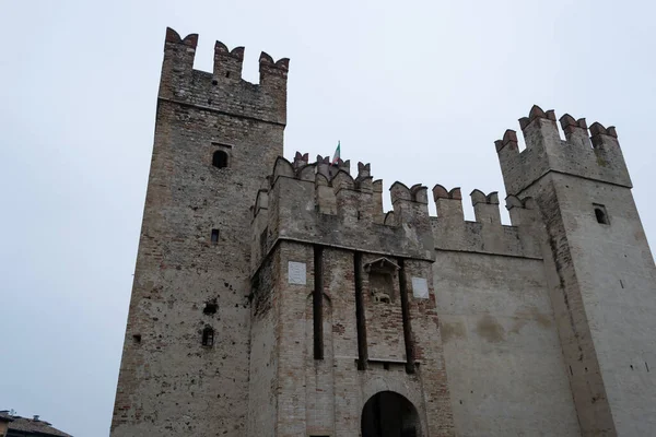 Sirmione Brescia Lombardije Scaliger Castle Een Grijze Koude Winterdag — Stockfoto