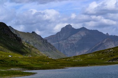 Colle del Nivolet, İtalya 'nın kuzeybatısındaki Gran Paradiso Ulusal Parkı' nda bulunan Valle dell 'Orco ve Valsavarenche' yi bölen Graian Alpleri 'nin bir alp geçididir..