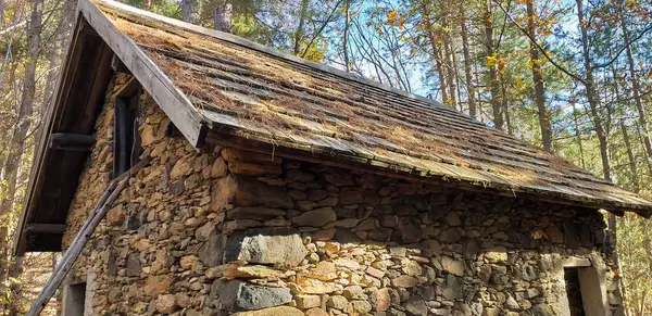 道具のための避難所や避難所として地元の木こりによって過去に使用される古い石造りの小屋 イタリア — ストック写真
