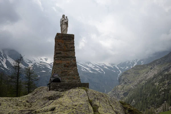 Lanzo Itália Junho 2021 Estátua Mármore Representando Maddona Jesus Cume Imagens De Bancos De Imagens Sem Royalties