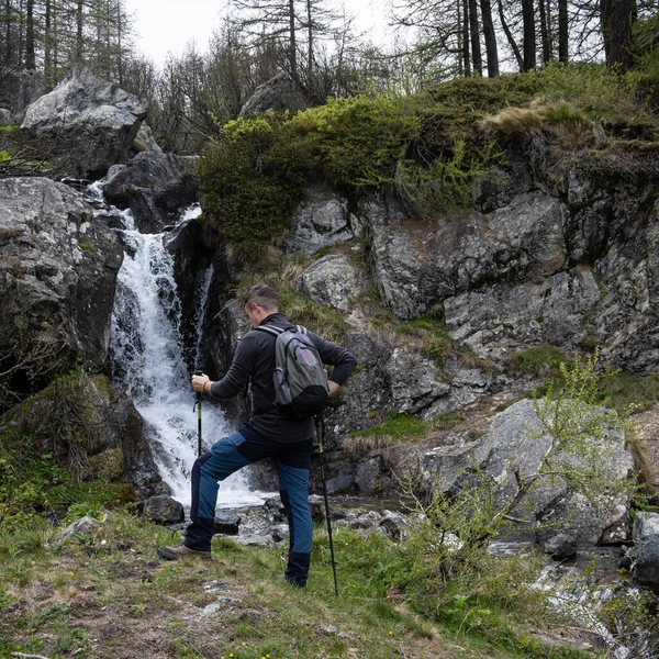 Joven Excursionista Observa Pequeña Cascada Agua Cristalina — Foto de Stock