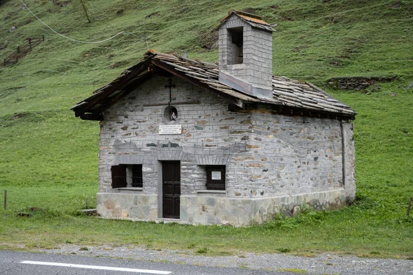 Balme Italy June 2021当地居民用木料和石头建造的小山地教堂 — 图库照片