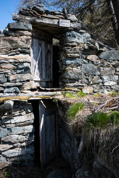 イタリアアルプスの遊牧民の羊飼いが過去に使用していた古い石造りの農家 — ストック写真