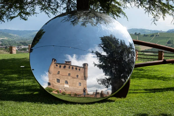 Espelho Circular Enorme Reflete Imagem Castelo Grinzane Cavour Fotos De Bancos De Imagens