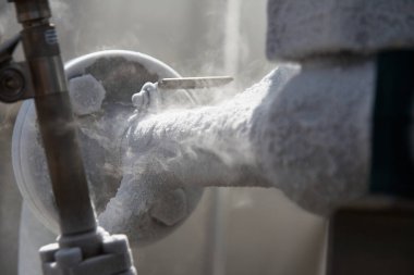 Yakıt ikmali sırasında borular dondu.