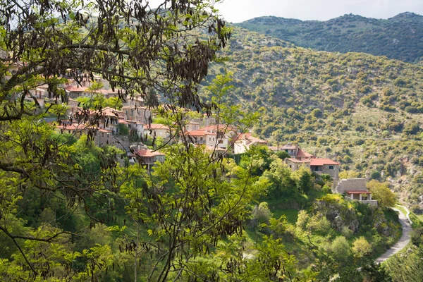 Piccolo villaggio sulle montagne di Arkadia — Foto Stock