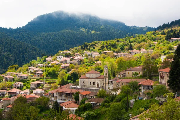 Piccolo villaggio sulle montagne di Arkadia — Foto Stock