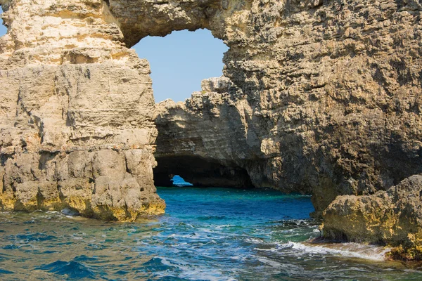 Fenêtre rocheuse sur la mer — Photo