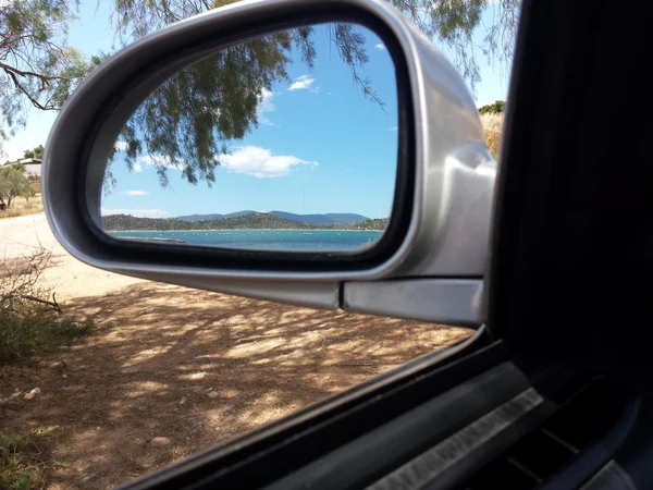 Bil spegel utsikt över havet — Stockfoto
