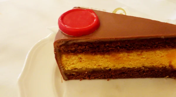 Sachertorte, білим тлом — стокове фото