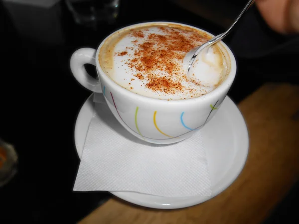 Cappuccino em fundo embaçado — Fotografia de Stock