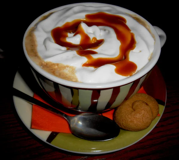 Bebida quente com xarope de caramelo e biscoito — Fotografia de Stock