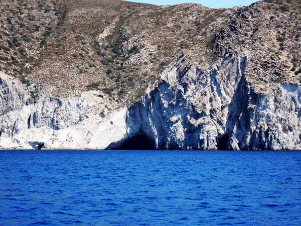 Kleine grot in Paros Island, Griekenland — Stockfoto
